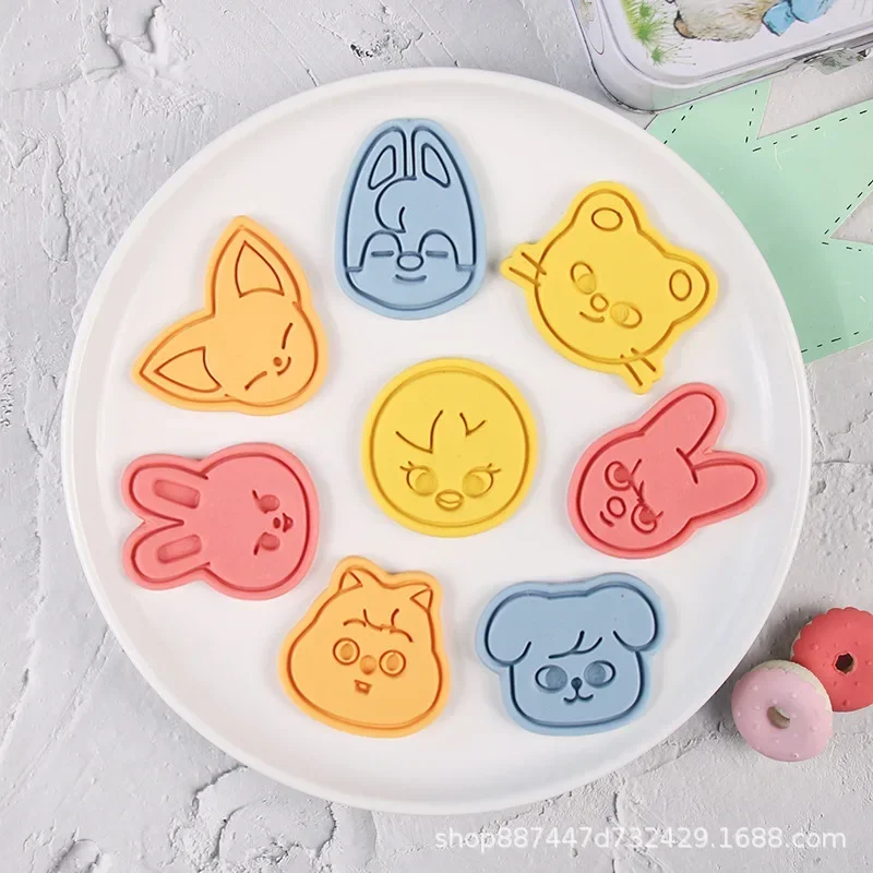 Baking In Kitchen - Anime S-Stray K-Kids afbeeldingen koekjesvorm figuur